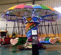 兒童游樂(lè)設(shè)備:七彩小飛椅讓您的孩子體驗(yàn)坐在彩虹的感覺(jué)