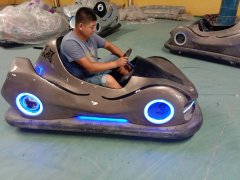 龍之盈*新生產(chǎn)出來(lái)的一批漂移碰碰車正在試駕中