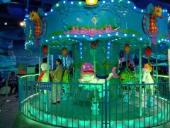 國慶節假期體驗龍之盈游樂設備廠家生產的海洋轉馬